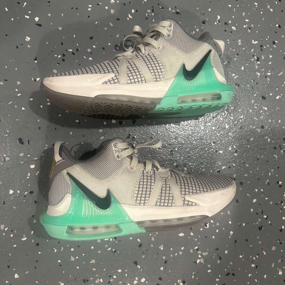 Nike Lebron Witness 7 - sz 8